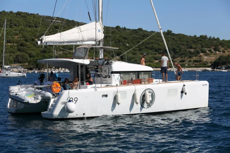 Ministar uhvaćen u opu&scaron;tenom izdanju: Marić ljetuje na Visu, pogledajte kako provodi dane