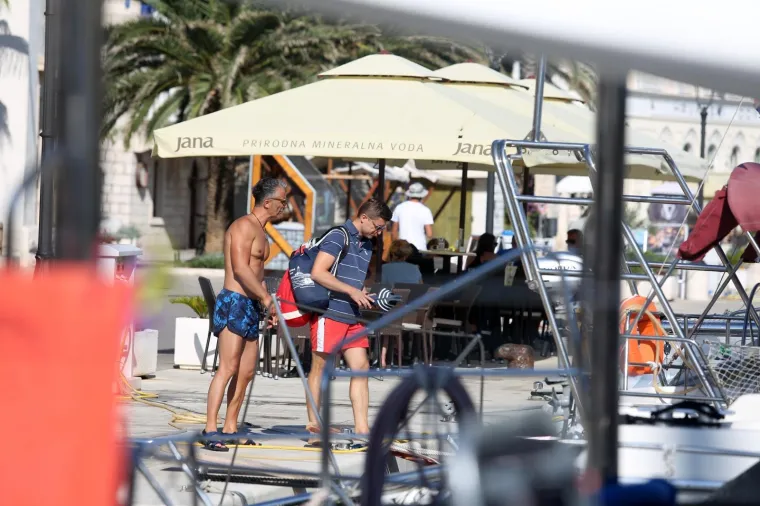 Ministar uhvaćen u opu&scaron;tenom izdanju: Marić ljetuje na Visu, pogledajte kako provodi dane