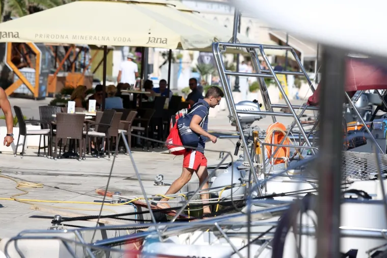 Ministar uhvaćen u opu&scaron;tenom izdanju: Marić ljetuje na Visu, pogledajte kako provodi dane