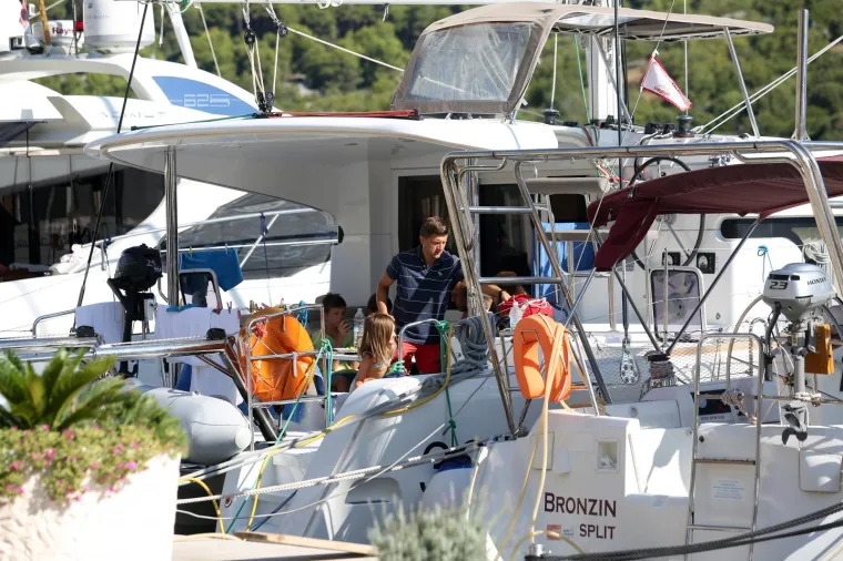 Ministar uhvaćen u opu&scaron;tenom izdanju: Marić ljetuje na Visu, pogledajte kako provodi dane