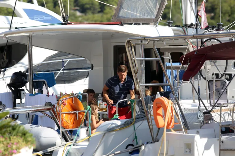 ODMOR NA JEDRILICI: Ministar Marić ljetuje na Visu s prijateljima