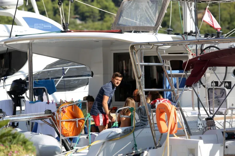 ODMOR NA JEDRILICI: Ministar Marić ljetuje na Visu s prijateljima