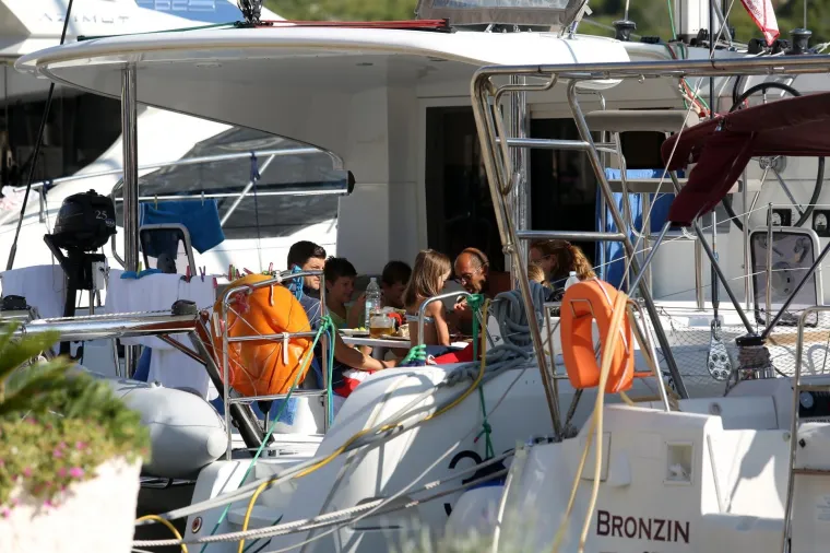 ODMOR NA JEDRILICI: Ministar Marić ljetuje na Visu s prijateljima