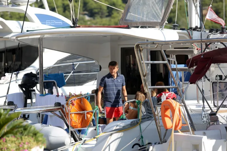 ODMOR NA JEDRILICI: Ministar Marić ljetuje na Visu s prijateljima
