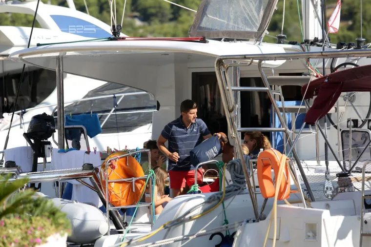 ODMOR NA JEDRILICI: Ministar Marić ljetuje na Visu s prijateljima
