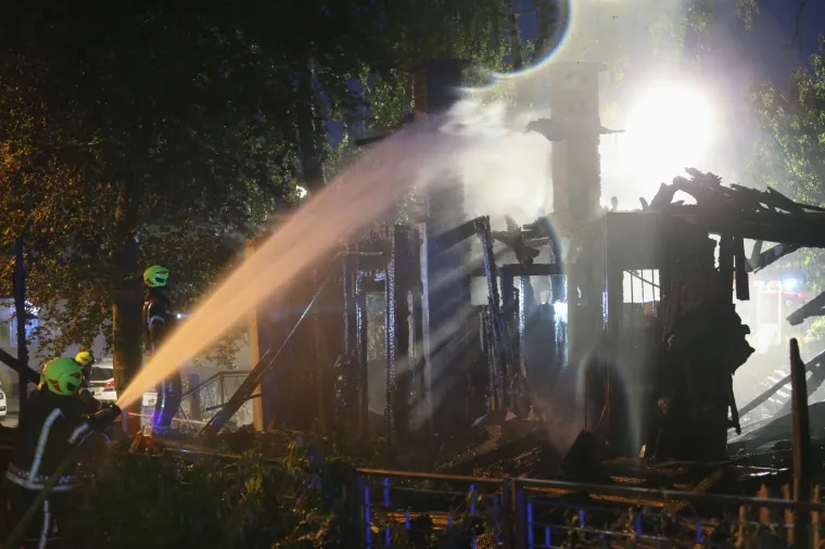 POŽAR U ZAGREBU: Planula zapu&scaron;tena drvena kuća