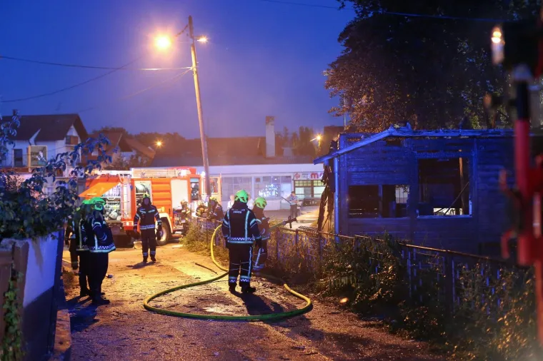 POŽAR U ZAGREBU: Planula zapu&scaron;tena drvena kuća