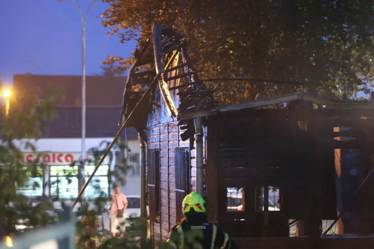 POŽAR U ZAGREBU: Planula zapu&scaron;tena drvena kuća