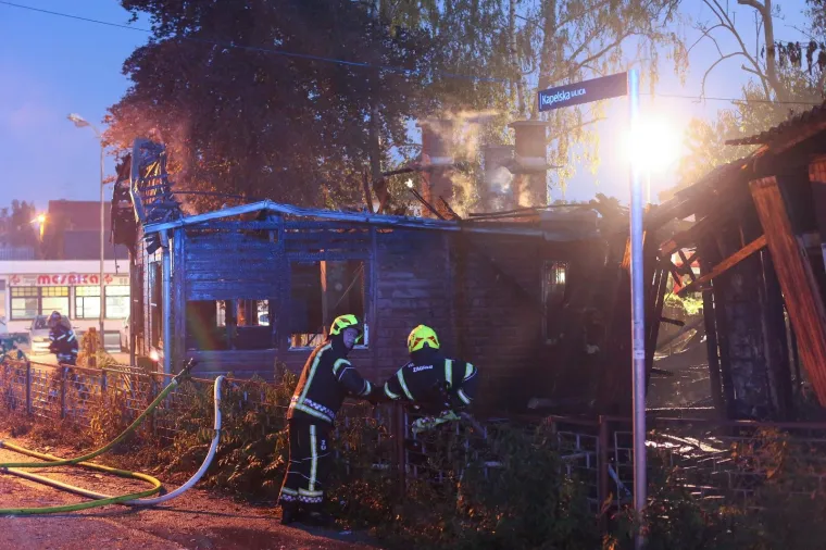 POŽAR U ZAGREBU: Planula zapu&scaron;tena drvena kuća