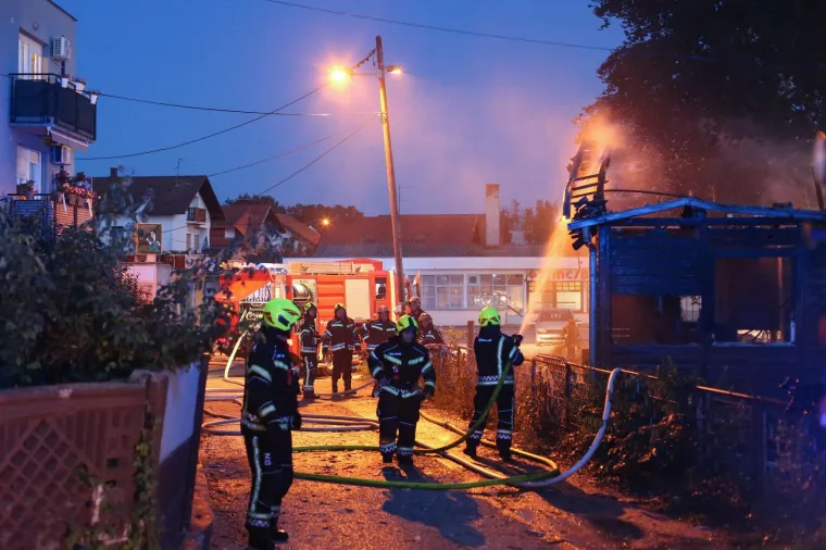 POŽAR U ZAGREBU: Planula zapu&scaron;tena drvena kuća