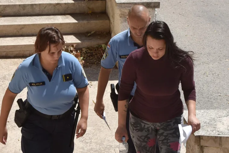 Privođenje vozačice na Županijski sud u Puli koja je u srijedu navečer pijana izazvala prometnu nesreću u kojoj je poginuo mu&scaron;karac (39) na motociklu, a njegova kćer (17) zavr&scaron;ila u komi.