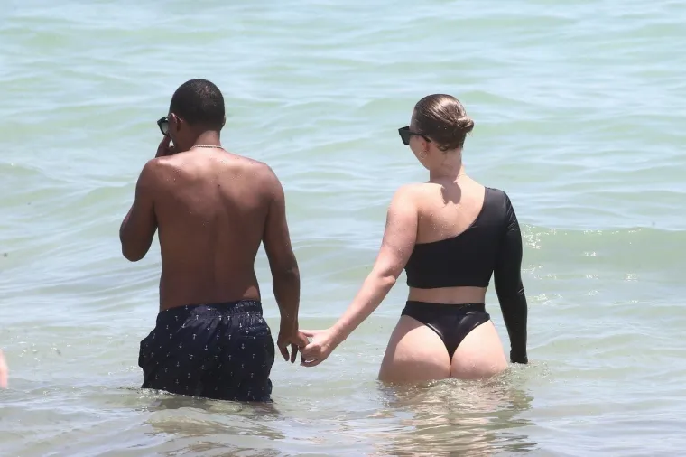 Dizajnerica i bikini model Bianca Elouise uživala je u sunčanom danu sa svojim dečkom na jednoj plaži u Miamiju. Foto: Profimedia