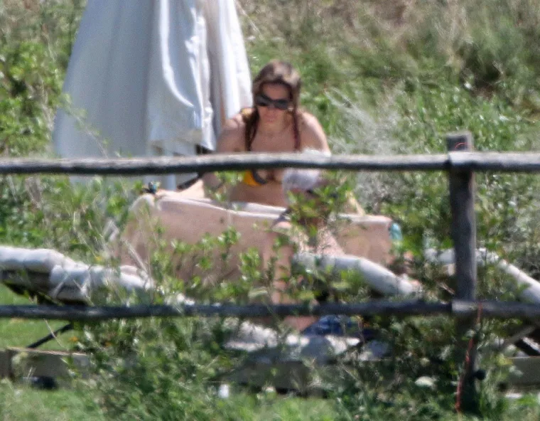 Dok mu 19-godišnji sin uživa u ljetnim radostima sa zanosnom plavušom, holivudski glumac Richard Gere (69) svoju je suprugu Alejandru Silvu (36) odveo u osamu.