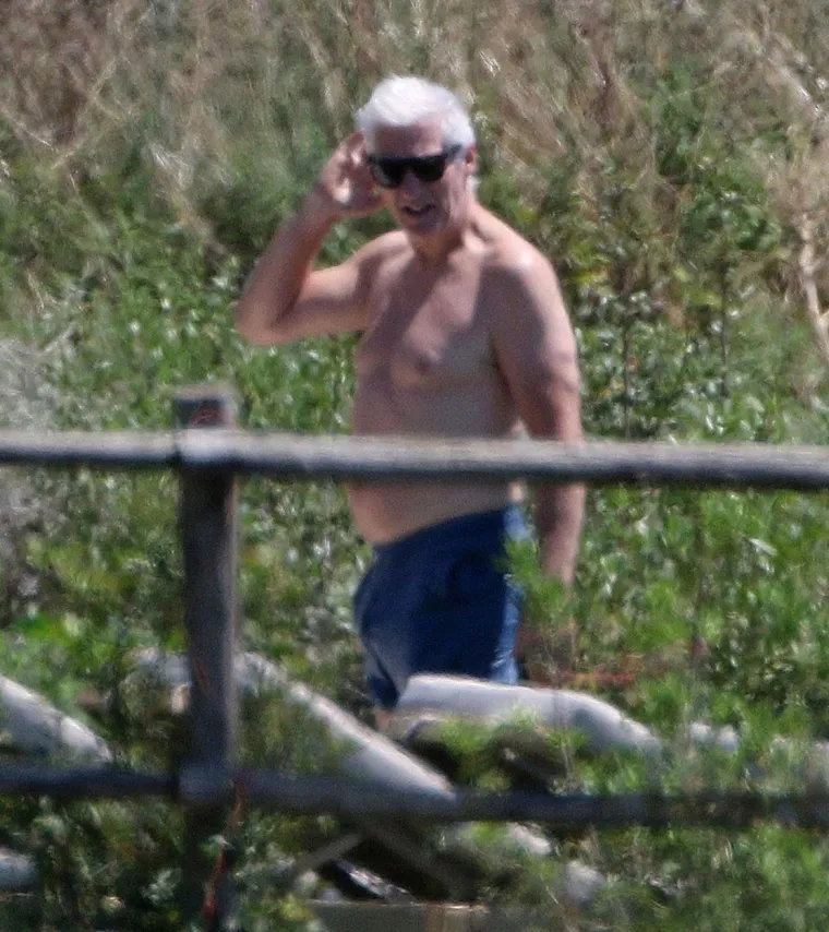 U jednom je trenutku Gere posumnjao da ga netko snima te je pogledao prema kameri, koja je očigledno bila prilično udaljena, što dokazuju mutne fotografije.