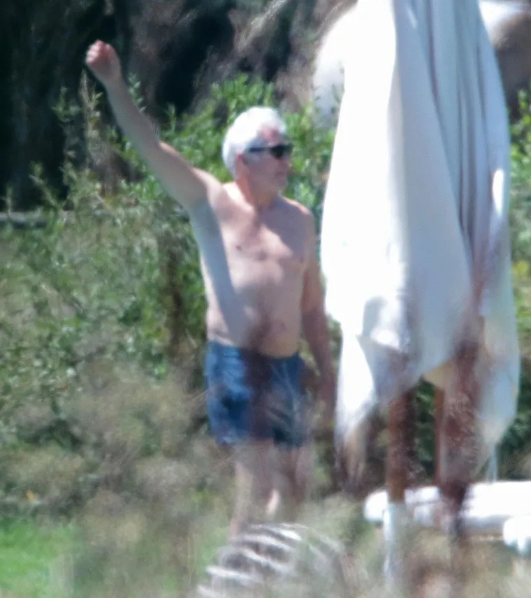 SUPRUGA RICHARDA GEREA ULOVLJENA U TOPLESU: Legendarni glumac nježno ju je mazio, a onda uočio skrivenu kameru