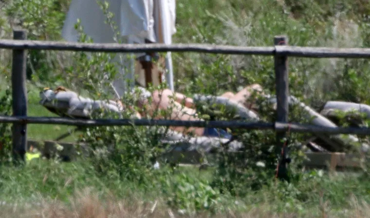 SUPRUGA RICHARDA GEREA ULOVLJENA U TOPLESU: Legendarni glumac nježno ju je mazio, a onda uočio skrivenu kameru