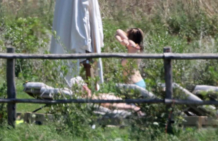 SUPRUGA RICHARDA GEREA ULOVLJENA U TOPLESU: Legendarni glumac nježno ju je mazio, a onda uočio skrivenu kameru