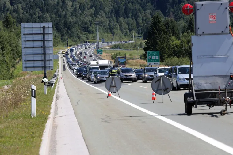 Drama kod Vrbovskog: Avion Cessna sletio na autocestu Zagreb-Rijeka! 'Bilo je ili livada ili cesta'