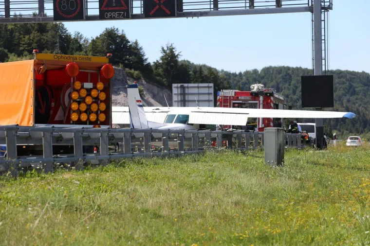 Drama kod Vrbovskog: Avion Cessna sletio na autocestu Zagreb-Rijeka! 'Bilo je ili livada ili cesta'