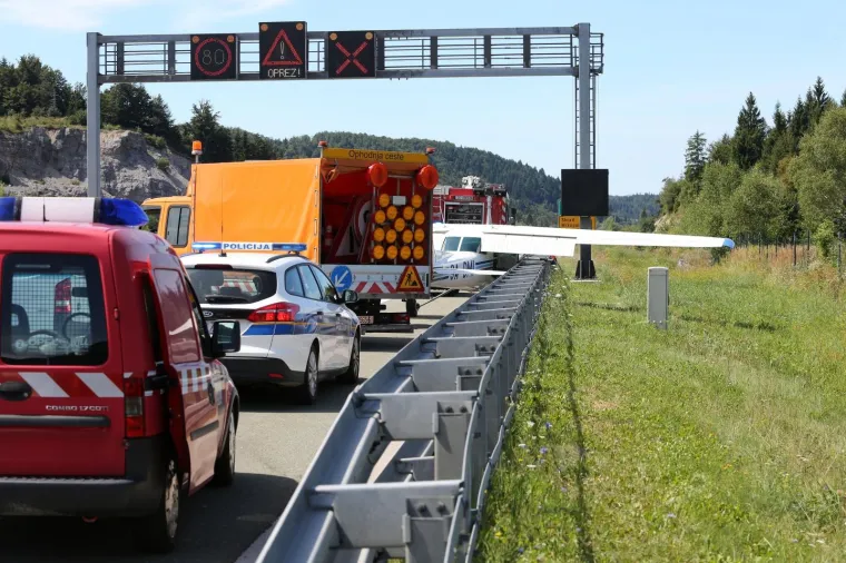 Drama kod Vrbovskog: Avion Cessna sletio na autocestu Zagreb-Rijeka! 'Bilo je ili livada ili cesta'