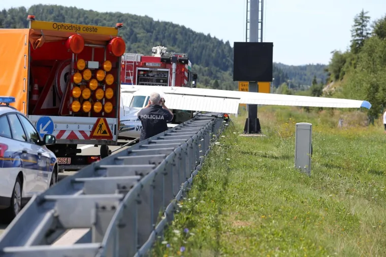 Drama kod Vrbovskog: Avion Cessna sletio na autocestu Zagreb-Rijeka! 'Bilo je ili livada ili cesta'