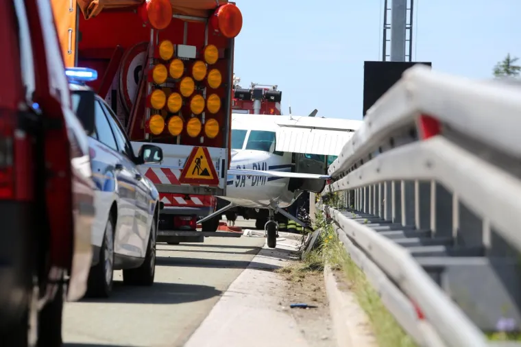 Drama kod Vrbovskog: Avion Cessna sletio na autocestu Zagreb-Rijeka! 'Bilo je ili livada ili cesta'