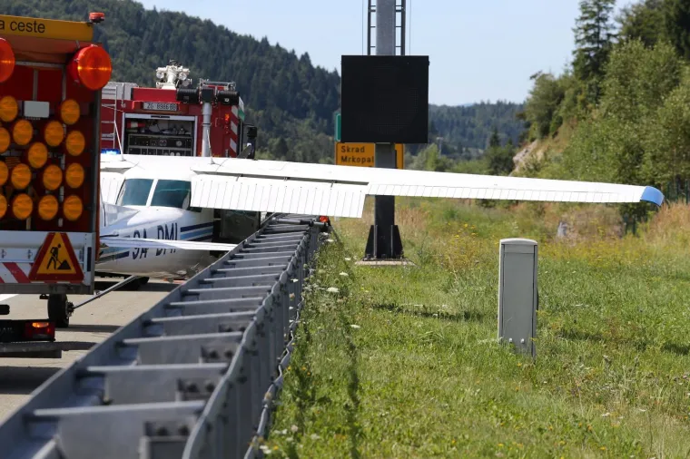 Drama kod Vrbovskog: Avion Cessna sletio na autocestu Zagreb-Rijeka! 'Bilo je ili livada ili cesta'