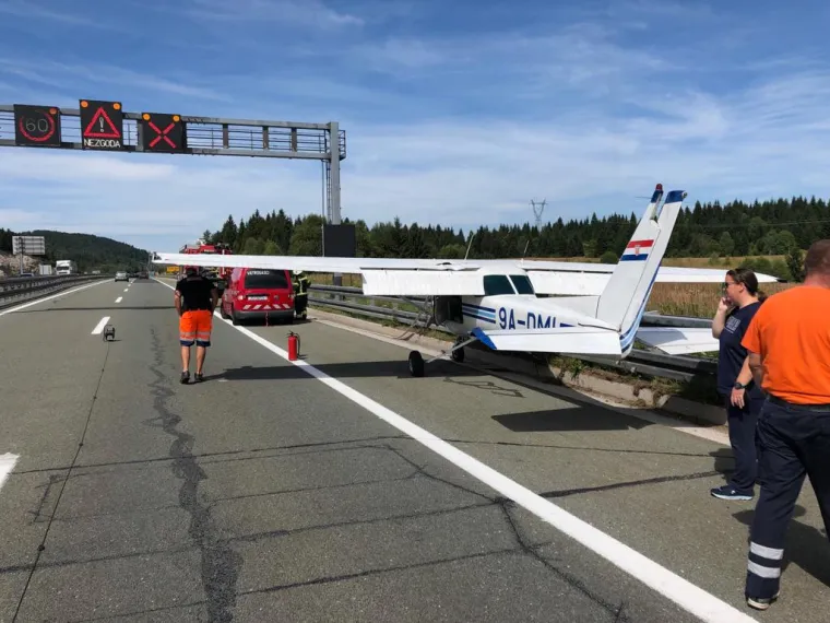 Drama kod Vrbovskog: Avion Cessna sletio na autocestu Zagreb-Rijeka! 'Bilo je ili livada ili cesta'