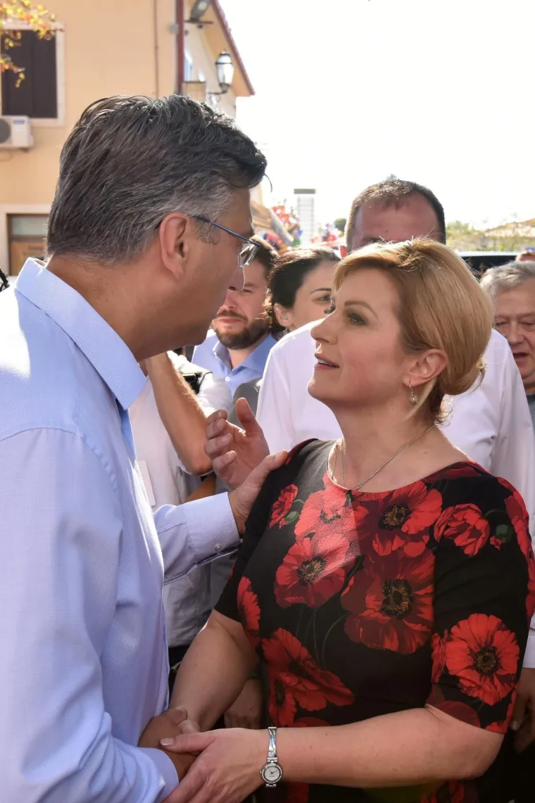 Premijer i predsjednica ni&scaron;ta nisu skrivali pred očima javnosti: Pogledajte prijateljske poljupce