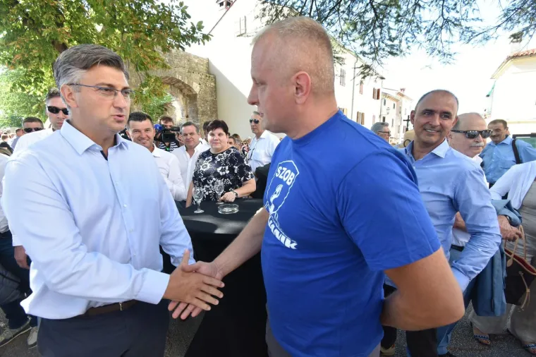 Premijer i predsjednica ni&scaron;ta nisu skrivali pred očima javnosti: Pogledajte prijateljske poljupce