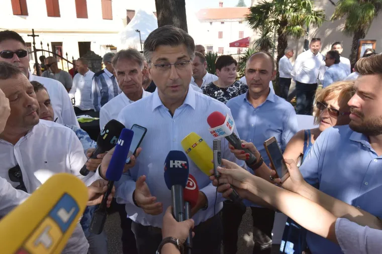 Premijer i predsjednica ni&scaron;ta nisu skrivali pred očima javnosti: Pogledajte prijateljske poljupce