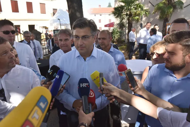 Premijer i predsjednica ni&scaron;ta nisu skrivali pred očima javnosti: Pogledajte prijateljske poljupce