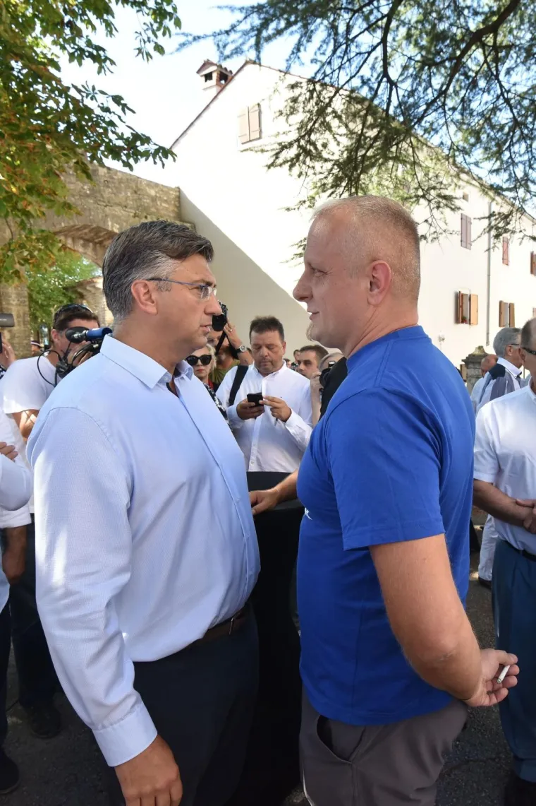 Premijer i predsjednica ni&scaron;ta nisu skrivali pred očima javnosti: Pogledajte prijateljske poljupce