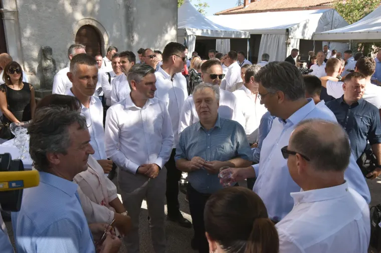 Premijer i predsjednica ni&scaron;ta nisu skrivali pred očima javnosti: Pogledajte prijateljske poljupce