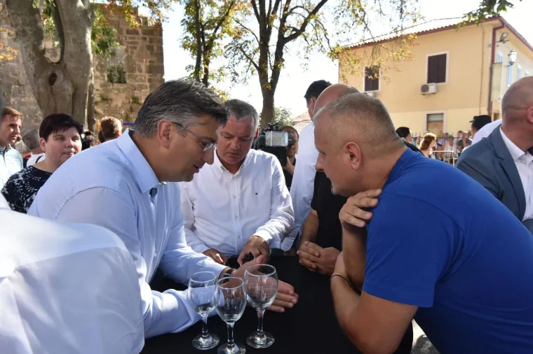 Premijer i predsjednica ni&scaron;ta nisu skrivali pred očima javnosti: Pogledajte prijateljske poljupce