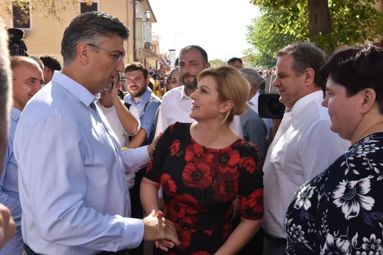 Premijer i predsjednica ni&scaron;ta nisu skrivali pred očima javnosti: Pogledajte prijateljske poljupce