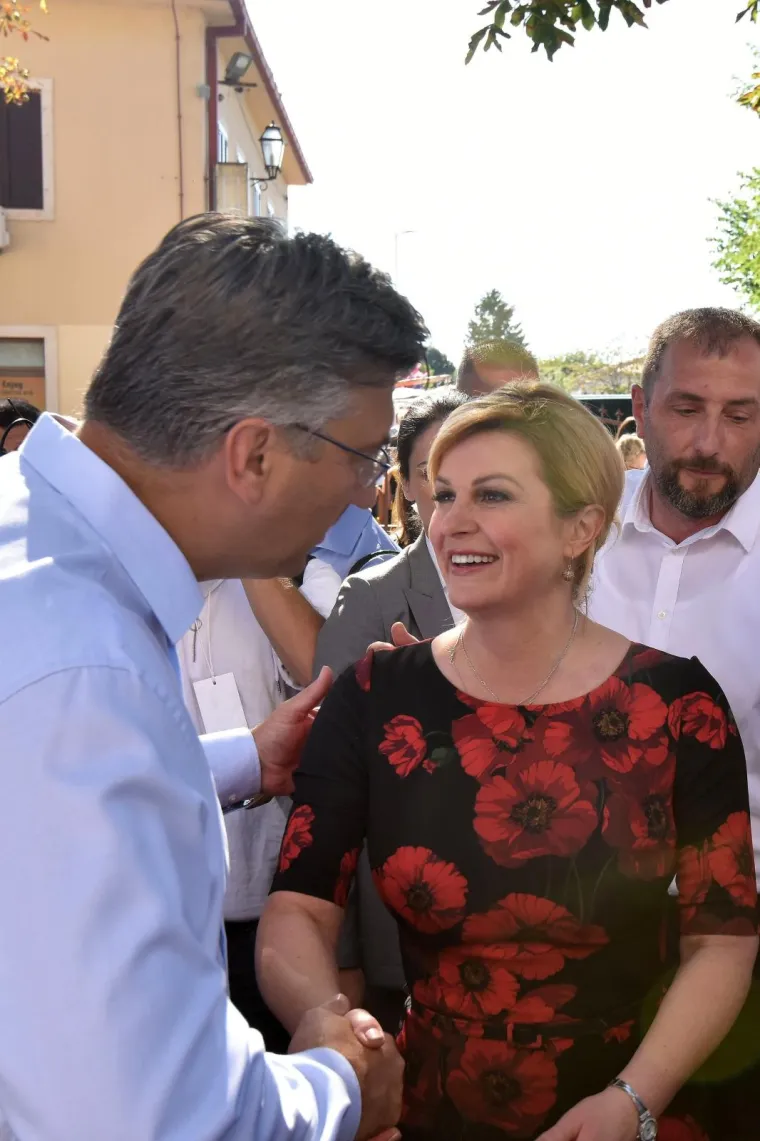 Premijer i predsjednica ni&scaron;ta nisu skrivali pred očima javnosti: Pogledajte prijateljske poljupce
