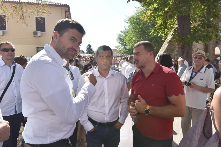 Premijer i predsjednica ni&scaron;ta nisu skrivali pred očima javnosti: Pogledajte prijateljske poljupce