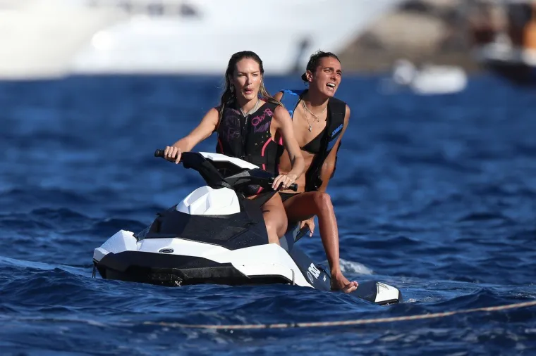 BIVŠA ANĐELICA UŽIVA U ŽIVOTU: Jahta, jet ski i bikini s leopardovim uzorkom su nekad sve što vam treba