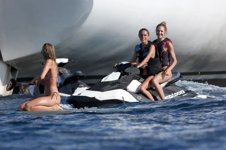 BIVŠA ANĐELICA UŽIVA U ŽIVOTU: Jahta, jet ski i bikini s leopardovim uzorkom su nekad sve što vam treba