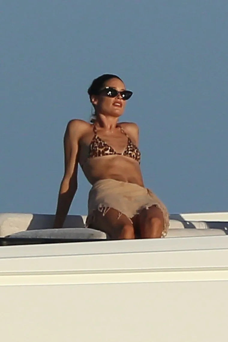 Doutzen Kroes pokazala je svoje isklesane trbu&scaron;njake obučena samo u siću&scaron;ni bikini s leopardovim uzorkom kao i vje&scaron;tine veslanja na daski za vrijeme druženja na Ibizi s modelima  Victoria's Secret Angels. 
Uz nju na jahti su bile jo&scaron; Shanina Shaik (28), Joan Smalls (31) i Candice Swanepoel (30).