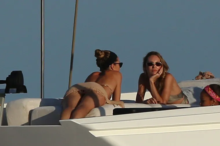 BIV&Scaron;A ANĐELICA UŽIVA U ŽIVOTU: Jahta, jet ski i bikini s leopardovim uzorkom su nekad sve &scaron;to vam treba