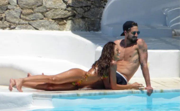 JEDAN OD NAJSEKSI PAROVA NA SVIJETU UHVAĆEN U NJEŽNOSTIMA: Manekenka i nogometaš se opustili uz bazen