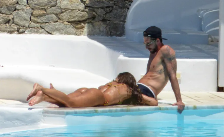 JEDAN OD NAJSEKSI PAROVA NA SVIJETU UHVAĆEN U NJEŽNOSTIMA: Manekenka i nogometaš se opustili uz bazen