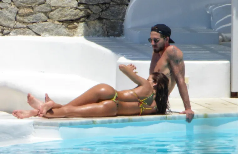 JEDAN OD NAJSEKSI PAROVA NA SVIJETU UHVAĆEN U NJEŽNOSTIMA: Manekenka i nogometaš se opustili uz bazen