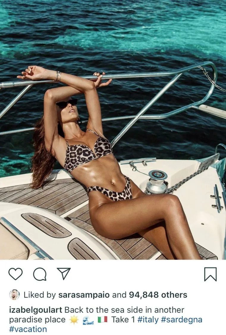 JEDAN OD NAJSEKSI PAROVA NA SVIJETU UHVAĆEN U NJEŽNOSTIMA: Manekenka i nogometa&scaron; se opustili uz bazen