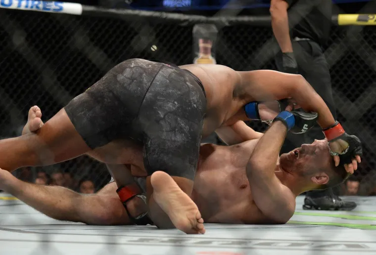 KRVAVI SPORT: Pogledajte kako je izgledala jedna od najbrutalnijih UFC borbi svih vremena