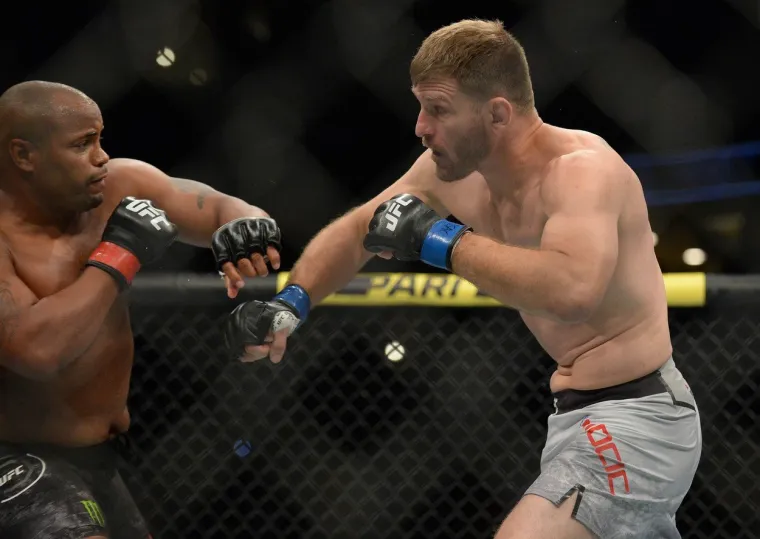 KRVAVI SPORT: Pogledajte kako je izgledala jedna od najbrutalnijih UFC borbi svih vremena