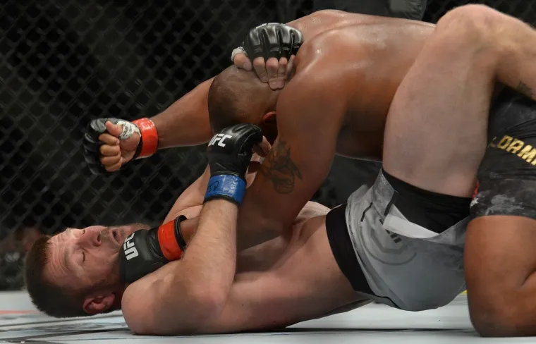 KRVAVI SPORT: Pogledajte kako je izgledala jedna od najbrutalnijih UFC borbi svih vremena