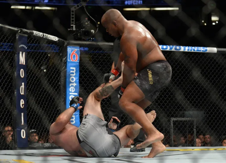 KRVAVI SPORT: Pogledajte kako je izgledala jedna od najbrutalnijih UFC borbi svih vremena